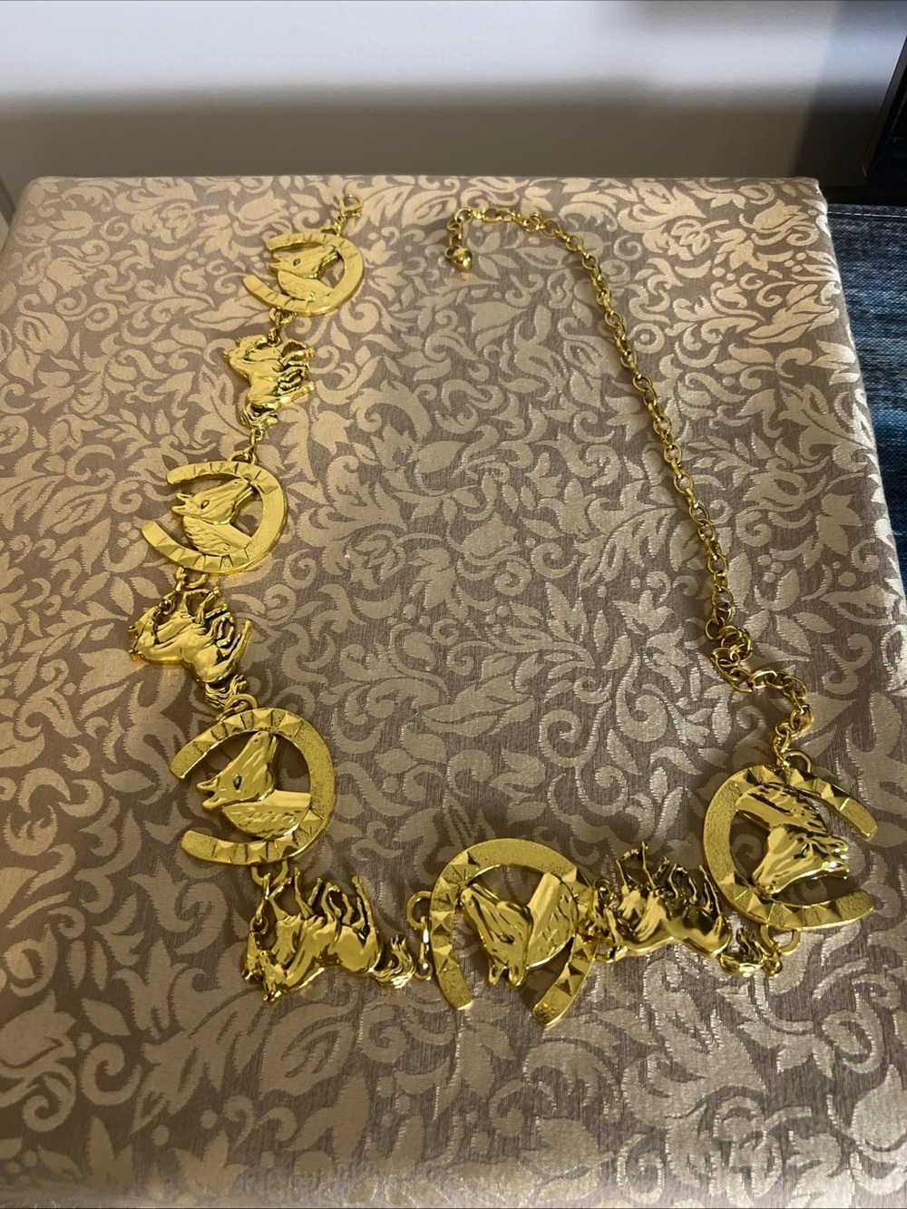 Gold tone metallic horse shoe bull head accents chain belt Equestrian
